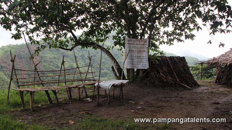 Stop-over shed with No littering signage going to Miyamit Falls.