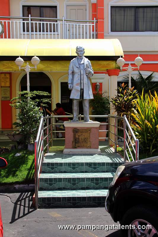 Dr. Jose Rzal Monument infront of Floridablanca Municipal Hall