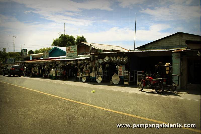 Aluminum Kitchenwares Store oalong the Street