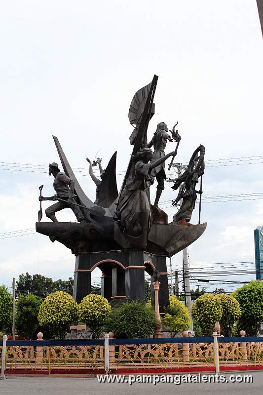 Monumento Fernandino in Pampanga - Side view  the lady with torch