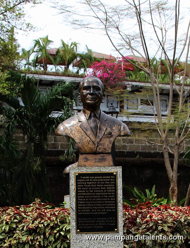 Sinnathamby Rajaratnam Statue in Puerta del Parian 