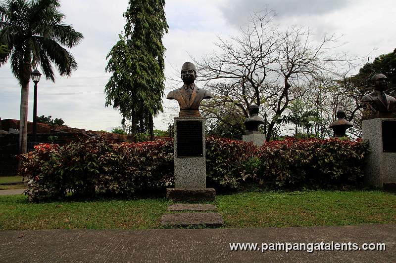 Adam Malik Statue in Puerta del Parian 