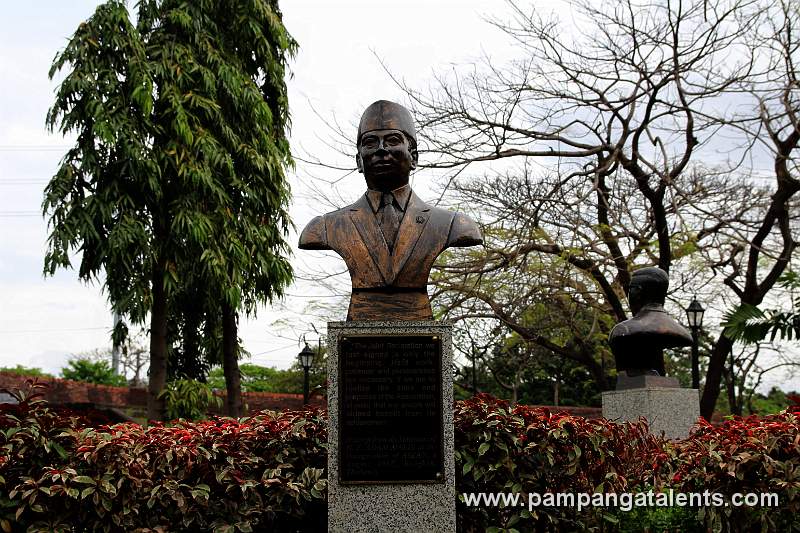 Adam Malik Statue in Puerta del Parian