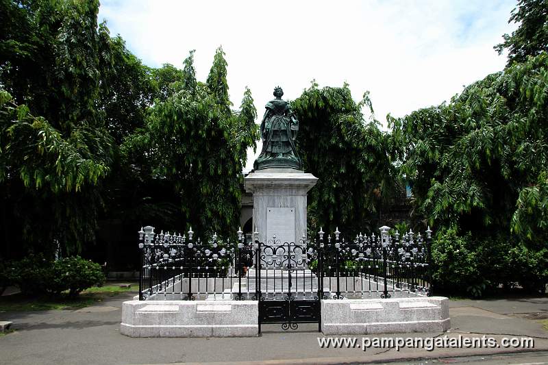 Front view of the Statue of Queen Isabel II of Spain in Intramuros