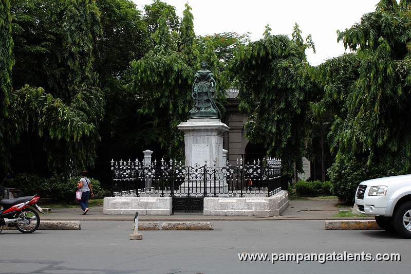 Statue of Queen Isabel II of Spain in Intramuros