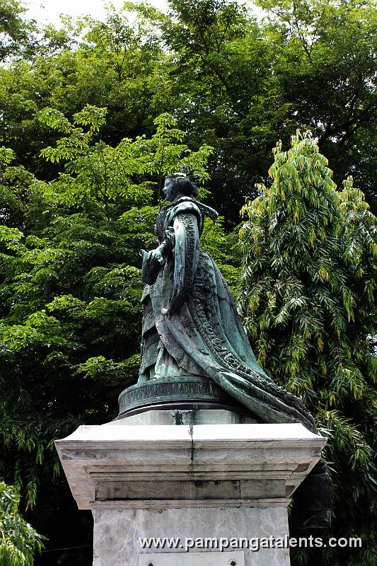 Statue of Queen Isabel II of Spain in Intramuros