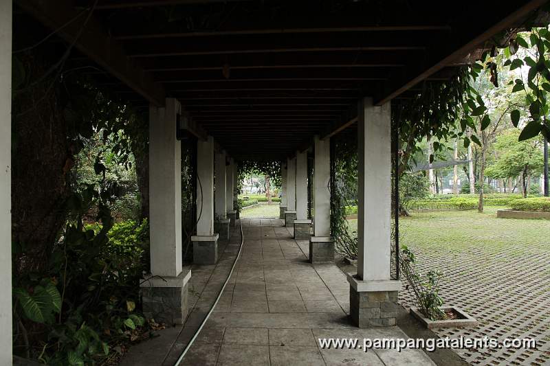 Walkway Trellis along hardin ng mga Bulaklak in Overview of Landscape
