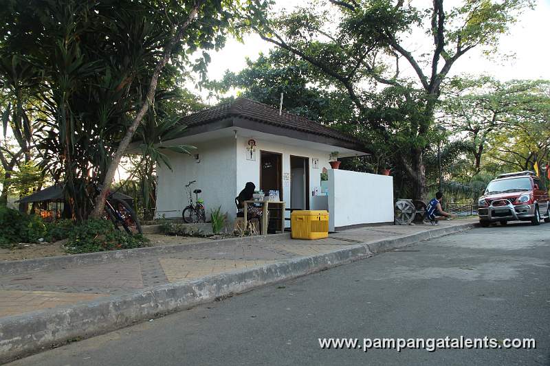 Comfort rooms in Quezon Memorial Circle wth cold drinks vendor.