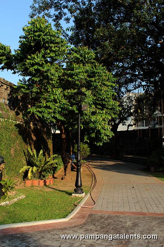 Road between Inner and Outer Wall