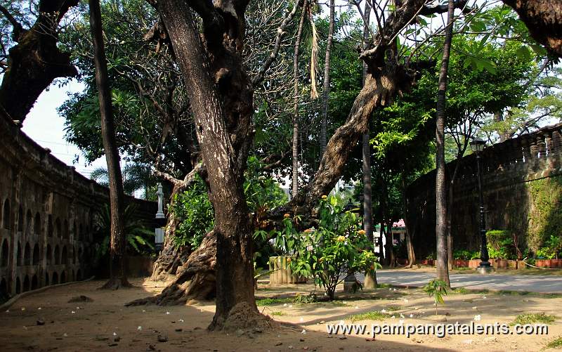 Road between inner and outer wall